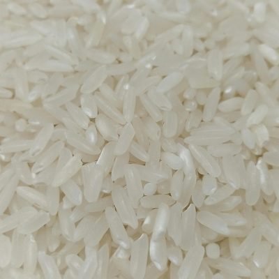 High-resolution close-up of white rice grains showcasing texture and detail.