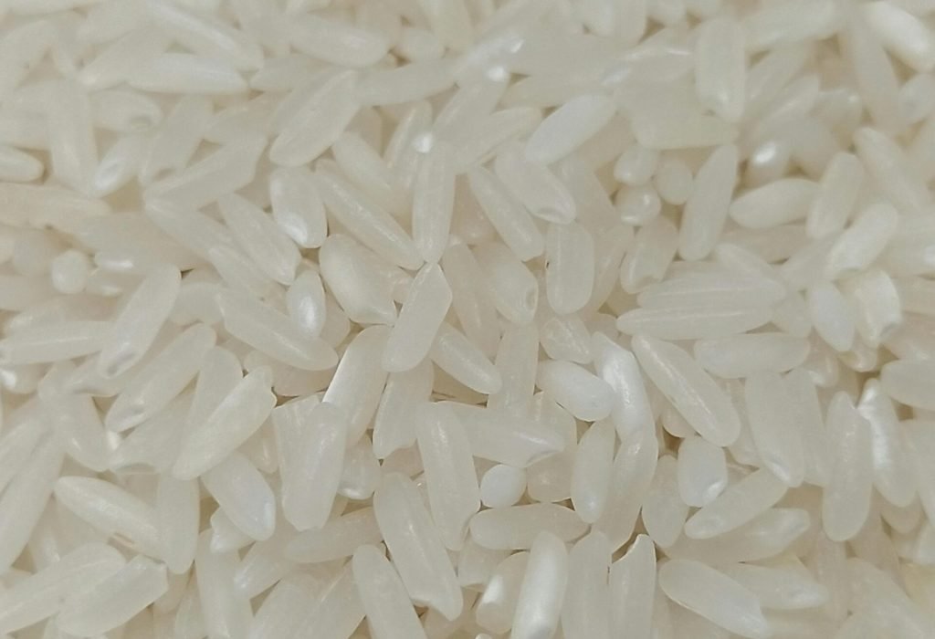 High-resolution close-up of white rice grains showcasing texture and detail.
